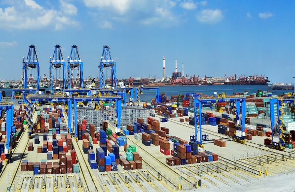 国际货运的发展不仅满足商品的需求，更是推动着全球贸易