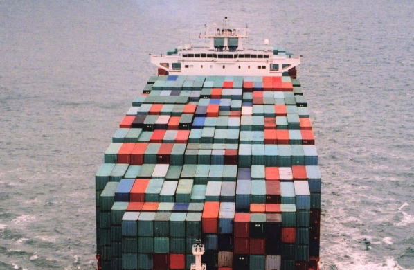 国际货运业务的发展给全球经济带来了前所未有的机会与挑战