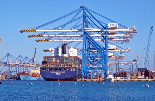 国际运输物流让全球各地商品得以流通，促进了国际贸易的繁荣和发展